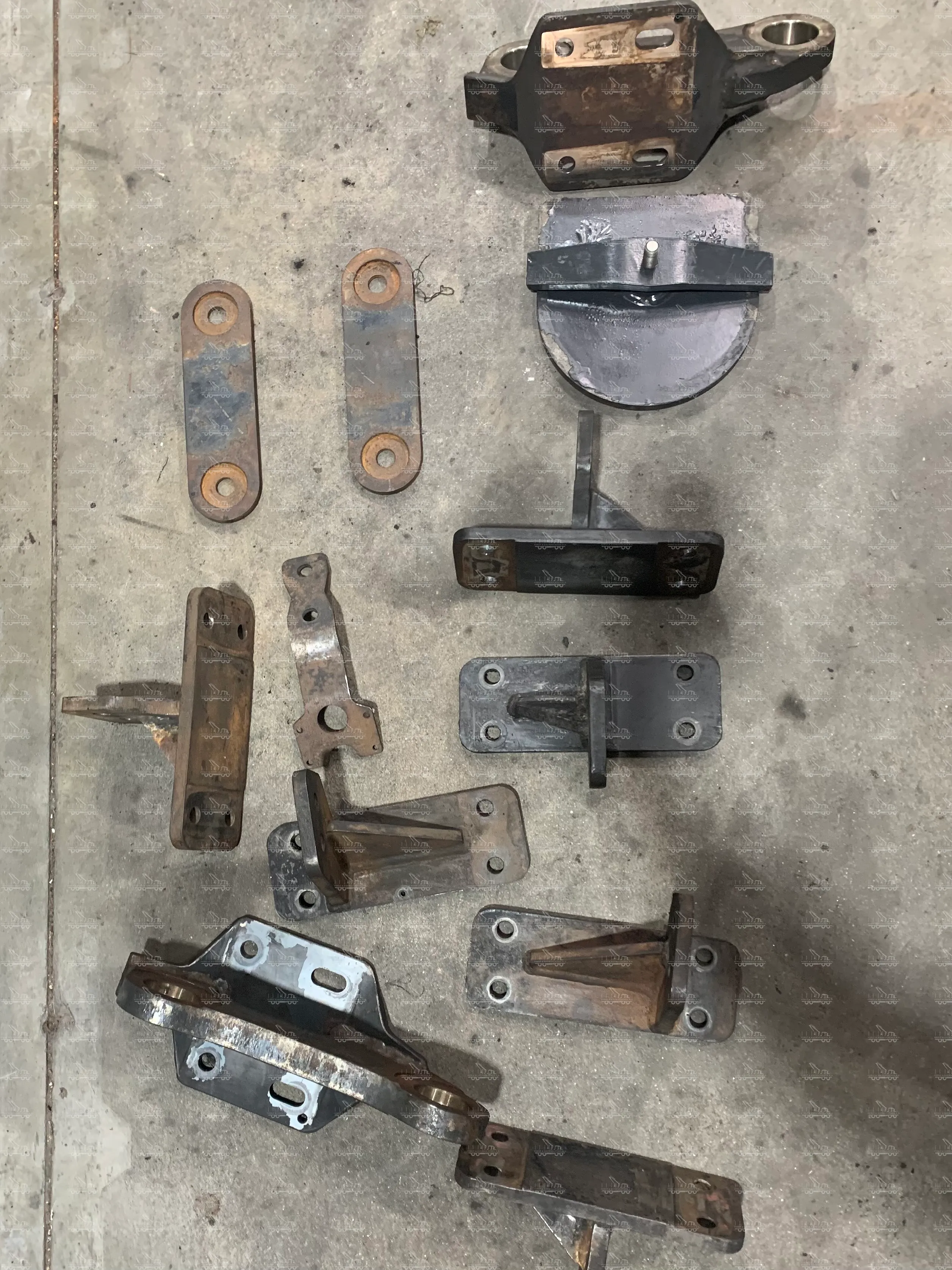 Diverse Befestigungshalter für Ponsse