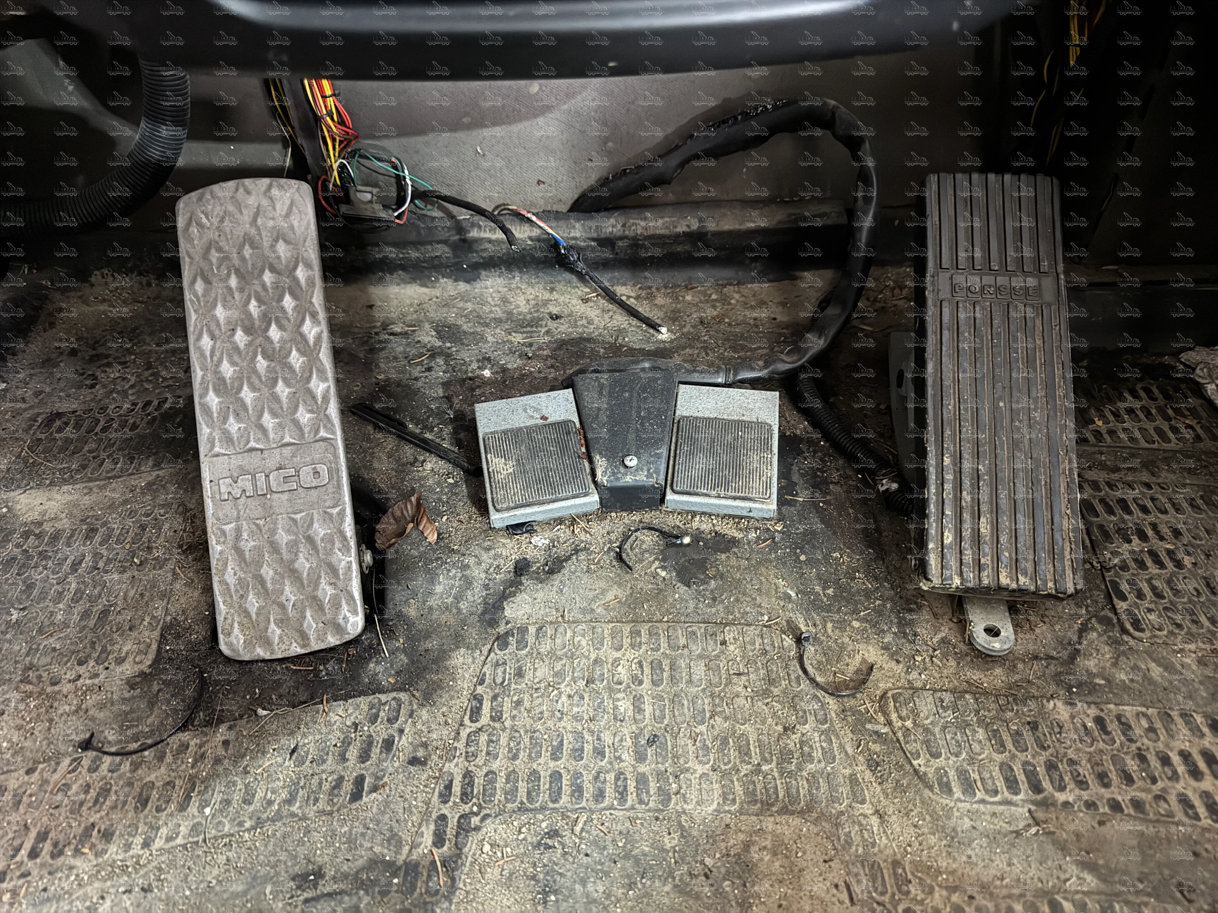 Accelerator pedal, brake pedal, foot pedal - buttons for Ponsse