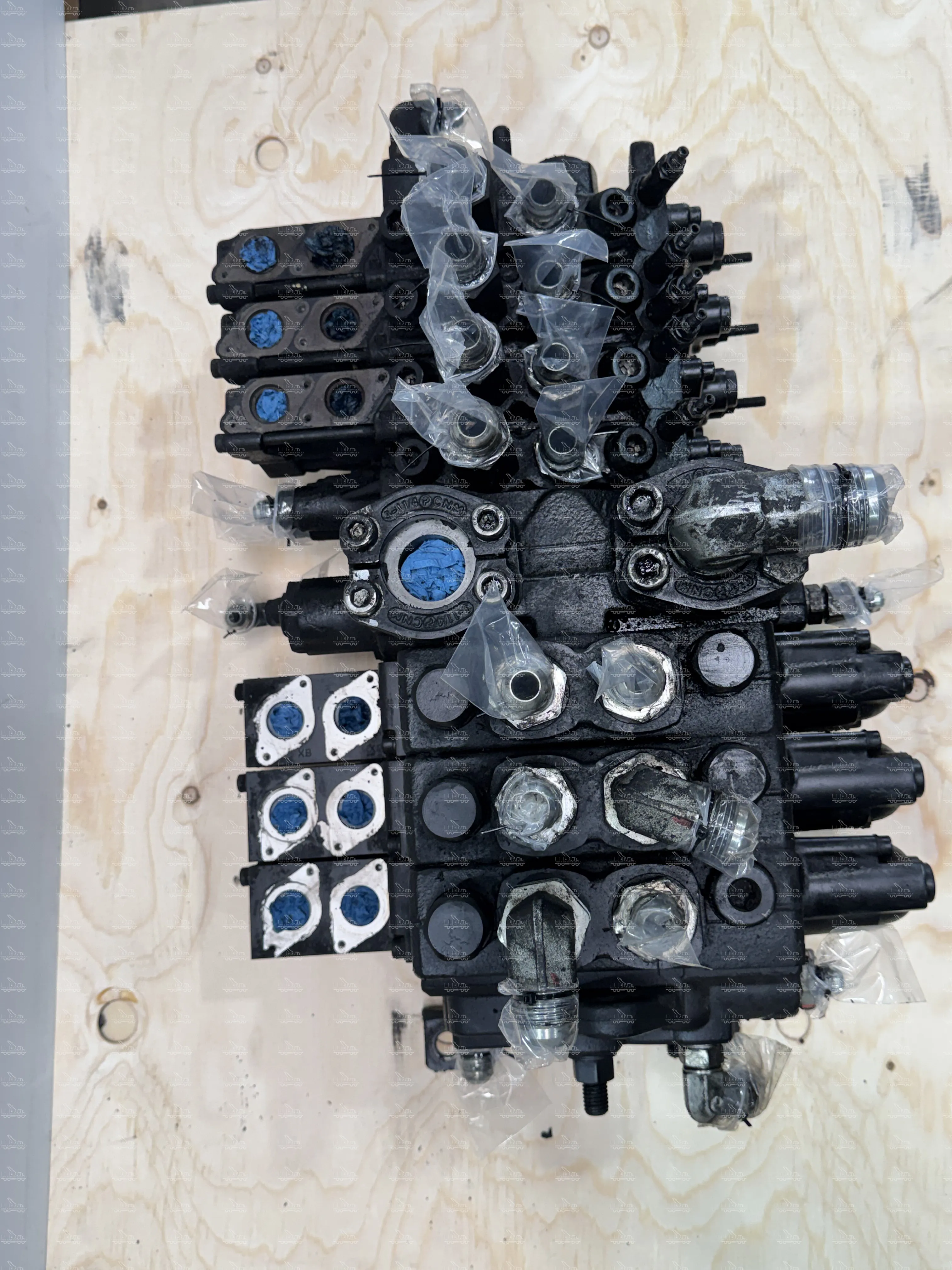John Deere valve block F680115, F676617, F706638 crane control CF5 CF7